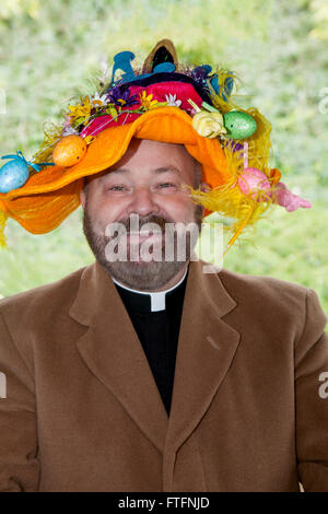 Mann, Ostern Mütze in Preston, Lancashire, UK. Am 28. März 2016. Der Reverend Timothy Joins in der Spaß am Ostern Mütze Wettbewerb um 14.30 Uhr wo Bürgermeister Roberta Cartwright, und andere Würdenträger der Sieger beurteilt. Der Geistliche, der plötzlich von einer Kirche Amt erklärt: "Gott hat mich es tun." Vater Timothy Lipscomb sagte, er erhielt eine 'Message von oben" während einer Predigt in Preston, Lancashire, die im Jahr 2015. . Sie löste seine abrupten Ausstieg aus der Rolle der Bereich Dekan, ein Führungs- Position, in der er den Klerus in der Region beaufsichtigte. Stockfoto