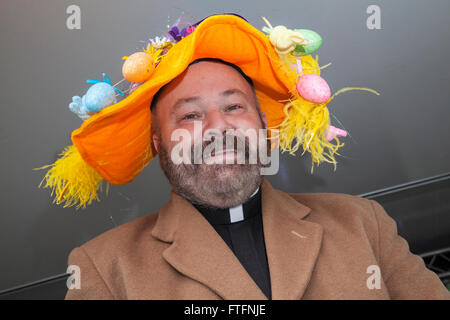 Mann, Ostern Mütze in Preston, Lancashire, UK. Am 28. März 2016. Der Reverend Timothy Joins in der Spaß am Ostern Mütze Wettbewerb um 14.30 Uhr wo Bürgermeister Roberta Cartwright, und andere Würdenträger der Sieger beurteilt. Der Geistliche, der plötzlich von einer Kirche Amt erklärt: "Gott hat mich es tun." Vater Timothy Lipscomb sagte, er erhielt eine 'Message von oben" während einer Predigt in Preston, Lancashire, die im Jahr 2015. . Sie löste seine abrupten Ausstieg aus der Rolle der Bereich Dekan, ein Führungs- Position, in der er den Klerus in der Region beaufsichtigte. Stockfoto