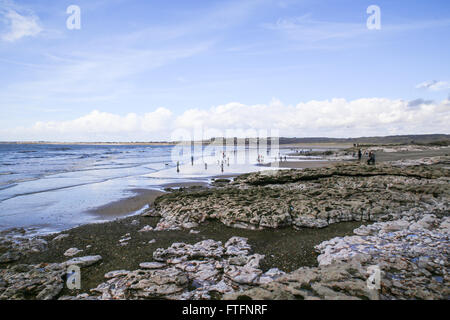 Bridgend, Vale of Glamorgan, Großbritannien. 28. März 2016. UK-Wetter: sah einen windigen aber hellen Nachmittag im Ogmore By Sea im Vale of Glamorgan, in der Nähe von Bridgend. Die Folgen des Sturms Katie sah Temperaturen 8 Grad Celsius mit stürmischen Wind und gelegentlichen Regenschauern zu erreichen. Bildnachweis: Chris Stevenson/Alamy Live-Nachrichten Stockfoto