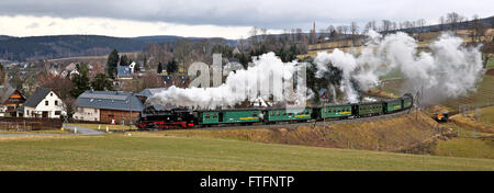 Der Fichtelberg Bergbahn hinauf von Cranzahl nach Oberwiesenthal, Deutschland, 21. März 2016. Nach der sächsischen Steam Train Gesellschaft (SDG) nutzten 248.000 Passagiere die Schmalspur-Eisenbahn im Jahr 2015. Foto: Jan Woitas/dpa Stockfoto