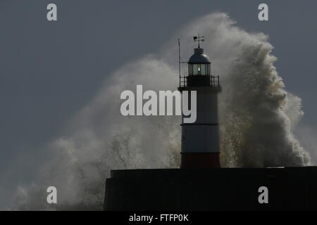 Newhaven, East Sussex, UK. 28. März 2016. Wellen Absturz über Newhaven Leuchtturm und Deich als Sturm Katie Teige die Küste bei Newhaven, East Sussex, UK Montag, 28. März 2016. BBC berichten "Sturm Katie Böen von bis zu 105 km/h Misshandlung von England und Wales, mit mehreren Flügen von Flughäfen umgeleitet gesehen hat und große Brücken geschlossen". Bildnachweis: Luke MacGregor/Alamy Live-Nachrichten Stockfoto