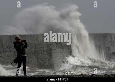 Newhaven, East Sussex, UK. 28. März 2016. Eine Frau fotografiert Wellen über den Deich Newhaven, wie Storm Katie die Küste bei Newhaven, East Sussex, UK Montag, 28. März 2016 verprügelt. Bildnachweis: Luke MacGregor/Alamy Live-Nachrichten Stockfoto