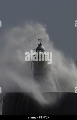 Newhaven, East Sussex, UK. 28. März 2016. Wellen Absturz über Newhaven Leuchtturm und Deich als Sturm Katie Teige die Küste bei Newhaven, East Sussex, UK Montag, 28. März 2016. BBC berichten "Sturm Katie Böen von bis zu 105 km/h Misshandlung von England und Wales, mit mehreren Flügen von Flughäfen umgeleitet gesehen hat und große Brücken geschlossen". Bildnachweis: Luke MacGregor/Alamy Live-Nachrichten Stockfoto