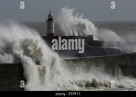 Newhaven, East Sussex, UK. 28. März 2016. Wellen Absturz über Newhaven Leuchtturm und Deich als Sturm Katie Teige die Küste bei Newhaven, East Sussex, UK Montag, 28. März 2016. BBC berichten "Sturm Katie Böen von bis zu 105 km/h Misshandlung von England und Wales, mit mehreren Flügen von Flughäfen umgeleitet gesehen hat und große Brücken geschlossen". Bildnachweis: Luke MacGregor/Alamy Live-Nachrichten Stockfoto