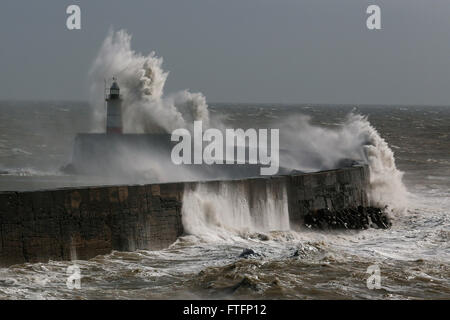 Newhaven, East Sussex, UK. 28. März 2016. Wellen Absturz über Newhaven Leuchtturm und Deich als Sturm Katie Teige die Küste bei Newhaven, East Sussex, UK Montag, 28. März 2016. BBC berichten "Sturm Katie Böen von bis zu 105 km/h Misshandlung von England und Wales, mit mehreren Flügen von Flughäfen umgeleitet gesehen hat und große Brücken geschlossen". Bildnachweis: Luke MacGregor/Alamy Live-Nachrichten Stockfoto