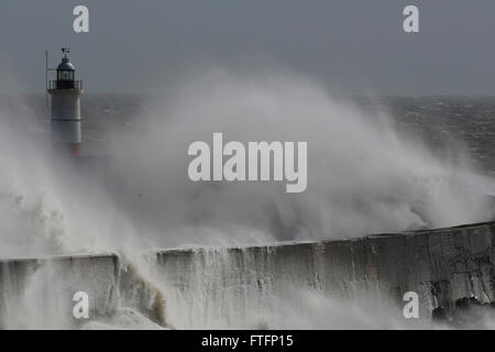 Newhaven, East Sussex, UK. 28. März 2016. Wellen Absturz über Newhaven Leuchtturm und Deich als Sturm Katie Teige die Küste bei Newhaven, East Sussex, UK Montag, 28. März 2016. BBC berichten "Sturm Katie Böen von bis zu 105 km/h Misshandlung von England und Wales, mit mehreren Flügen von Flughäfen umgeleitet gesehen hat und große Brücken geschlossen". Bildnachweis: Luke MacGregor/Alamy Live-Nachrichten Stockfoto