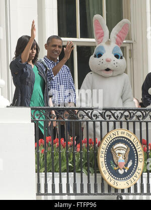 Washington, District Of Columbia, USA. 28. März 2016. Erste Dame Michelle Obama macht bemerkt als sie und US-Präsident Barack Obama Host der White House Easter Egg Roll auf dem South Lawn des weißen Hauses in Washington, DC am Montag, den 28. März 2016 2016.Credit: Ron Sachs/CNP © Ron Sachs/CNP/ZUMA Draht/Alamy Live News Stockfoto