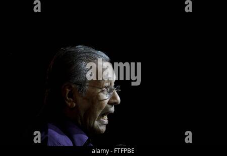 29. März 2016 - Ampang, Kuala Lumpur, Malaysia - Malaysia libyscher Politiker, Premierminister Mahathir Mohamad Adressen seiner Anhänger während '' Konsens speichern Malaysia'' in Kuala Lumpur.Save Malaysia Konsens sammeln alle Führer und Aktivisten verschiedener Hintergründe und forderte alle Malaysier, seine Beharrlichkeit offen zu legen, der malaysische Premierminister Najib Tun Razak Step-down. (Kredit-Bild: © Kepy über ZUMA Draht) Stockfoto