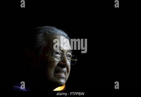 29. März 2016 - Ampang, Kuala Lumpur, Malaysia - Malaysia libyscher Politiker, Premierminister Mahathir Mohamad Adressen seiner Anhänger während '' Konsens speichern Malaysia'' in Kuala Lumpur.Save Malaysia Konsens sammeln alle Führer und Aktivisten verschiedener Hintergründe und forderte alle Malaysier, seine Beharrlichkeit offen zu legen, der malaysische Premierminister Najib Tun Razak Step-down. (Kredit-Bild: © Kepy über ZUMA Draht) Stockfoto