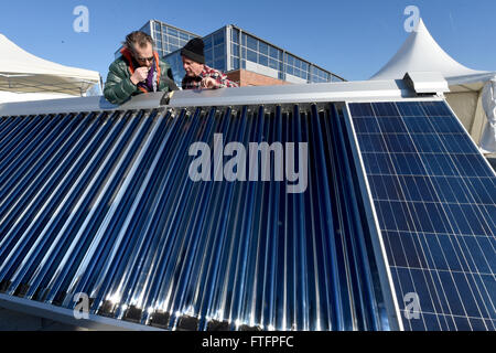 Husum, Deutschland. 17. März 2016. Aussteller auf Sonnenkollektoren auf dem Gelände der "New Energy Husum" Messe in Husum, Deutschland, 17. März 2016. Foto: Carsten Rehder/Dpa/Alamy Live News Stockfoto