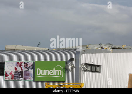 Eastbourne, East Sussex, UK. 28. März 2016. UK-Wetter: Sturm Katie Tränen off Dach zu Dunelm Mühle am Lottbridge fuhr in Eastbourne, East Sussex UK. Kredit-28. März 2016: Jason Richardson/Alamy Live-Nachrichten Stockfoto