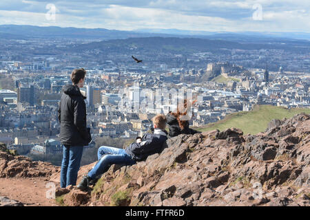 Edinburgh, Schottland. 28. März 2016. UK-Wetter: einen hellen luftigen Ostermontag Blick auf Edinburgh von Arthurs Seat.  Arthurs Seat ist ein schlafender Vulkan im Holyrood Park im Zentrum von Edinburgh das 251 m über dem Meeresspiegel atemberaubenden Blick auf die Stadt Credit bietet: Kay Roxby/Alamy Live News Stockfoto