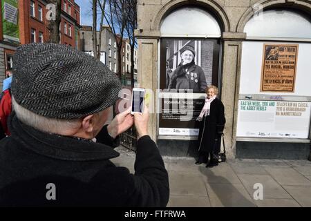 Dublin, Irland. 28. März 2016. Gerry Carroll seine Frau Lillian zu fotografieren ist vorne der Wandmalereien, die Mitglieder des Abbey Theatre Beteiligung an historischen 1916 Easter Rising ...dass Gedenken legen den Grundstein für einen Iren geben Zustand frei und unabhängig auf Ostern Montag, 28. März 2016, Dublin, Irland. © Rory frohe/ZUMA Draht/Alamy Live-Nachrichten Stockfoto