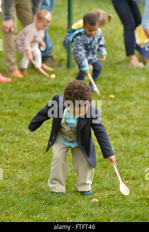 Washington, DC, DC, USA. 28. März 2016. Kinder besuchen das White House Easter Egg Roll an das Weiße Haus in Washington, DC, USA am 28. März 2016. Über 30.000 Menschen versammelten sich am Montag im Weißen Haus für die jährliche Easter Egg Roll. Bildnachweis: Yin Bogu/Xinhua/Alamy Live-Nachrichten Stockfoto