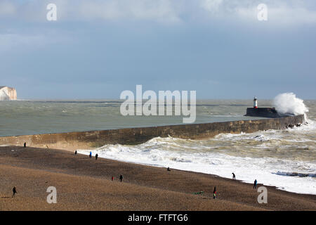 UK-Wetter: Newhaven, East Sussex UK 28. März 2016, Wellen über Newhaven Marina und Leuchtturm im Sturm Katie Credit: Jason Richardson/Alamy Live News Stockfoto