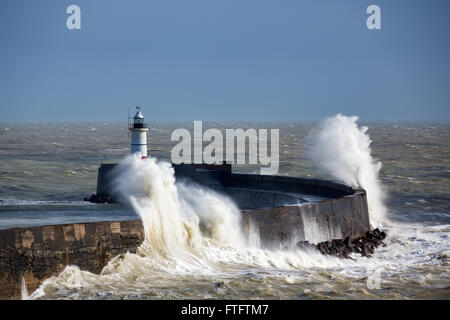 UK-Wetter: Newhaven, East Sussex UK 28. März 2016, Wellen über Newhaven Marina und Leuchtturm im Sturm Katie Credit: Jason Richardson/Alamy Live News Stockfoto