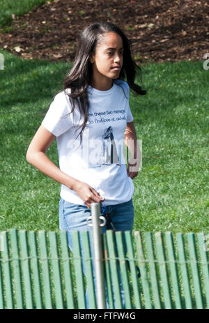 Washington DC, USA. 28. März, 2016.Malia Obama, Präsident Barack Obama und First Lady Michelle Obama älteste Tochter Spaziergänge entlang der South Lawn während der jährlichen White House Easter Egg roll und verschiedene Aktivitäten.  Die South Lawn des weißen Hauses war voller Menschen genießen die Aktivitäten Credit: Patsy Lynch/Alamy Live News Stockfoto