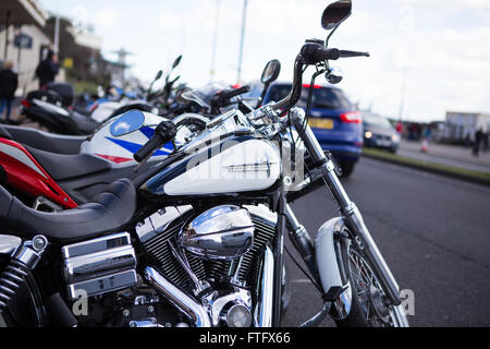 Southend-on-Sea, Essex, UK - 28. März 2016. Die "Southend Shakedown" ist das erste Masse treffen der Motorradfahrer entlang der Promenade von der Essex Küstenstadt am Oster-Montag Urlaub, traditionell der erste Ausflug des Jahres - daher "Shakedown" bank. Dies, fortfahren nicht das achtzehnte Jahr der Veranstaltung, fast durch die Veranstalter anfordern £4 k von der Polizei für die Teilnahme an. Lokale Händler meldeten die Gebühr an die Veranstaltung zu sichern. Trotz des schlechten Wetters Sturm Katie machte viele Tausende von Bikern noch die Reise Stockfoto