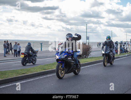 Southend-on-Sea, Essex, UK - 28. März 2016. Die "Southend Shakedown" ist das erste Masse treffen der Motorradfahrer entlang der Promenade von der Essex Küstenstadt am Oster-Montag Urlaub, traditionell der erste Ausflug des Jahres - daher "Shakedown" bank. Dies, fortfahren nicht das achtzehnte Jahr der Veranstaltung, fast durch die Veranstalter anfordern £4 k von der Polizei für die Teilnahme an. Lokale Händler meldeten die Gebühr an die Veranstaltung zu sichern. Trotz des schlechten Wetters Sturm Katie machte viele Tausende von Bikern noch die Reise Stockfoto