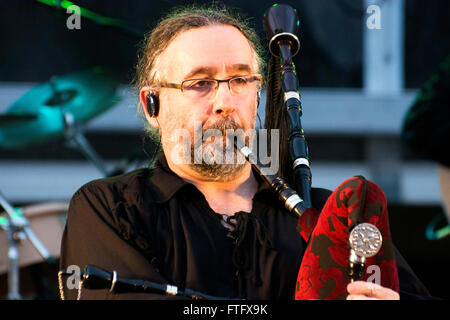 Aviles, Spanien. 28. März 2016. Bieito Romero spielt das Rohr während des Konzerts der spanischen Celtic-Musik-Ensemble "Luar Na Lubre", in Spanien Platz in Aviles, Spanien, auf der Tour von seiner neuen Álbum "Extra Mundi". Bildnachweis: David Gato/Alamy Live-Nachrichten Stockfoto