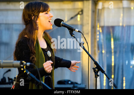 Aviles, Spanien. 28. März 2016. Paula Rey singt während des Konzerts der spanischen Celtic-Musik-Ensemble "Luar Na Lubre", in Spanien Platz in Aviles, Spanien, auf der Tour von seiner neuen Álbum "Extra Mundi". Bildnachweis: David Gato/Alamy Live-Nachrichten Stockfoto