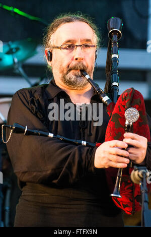 Aviles, Spanien. 28. März 2016. Bieito Romero spielt das Rohr während des Konzerts der spanischen Celtic-Musik-Ensemble "Luar Na Lubre", in Spanien Platz in Aviles, Spanien, auf der Tour von seiner neuen Álbum "Extra Mundi". Bildnachweis: David Gato/Alamy Live-Nachrichten Stockfoto