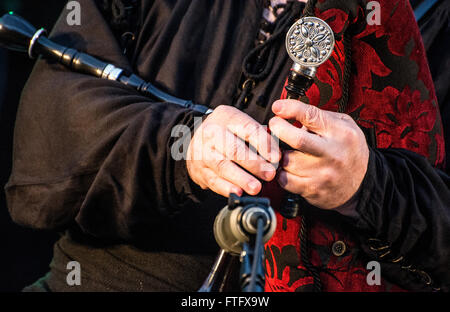 Aviles, Spanien. 28. März 2016. Bieito Romero spielt das Rohr während des Konzerts der spanischen Celtic-Musik-Ensemble "Luar Na Lubre", in Spanien Platz in Aviles, Spanien, auf der Tour von seiner neuen Álbum "Extra Mundi". Bildnachweis: David Gato/Alamy Live-Nachrichten Stockfoto