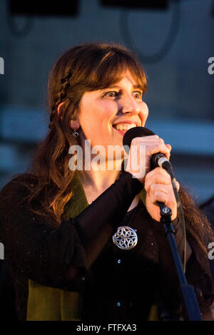 Aviles, Spanien. 28. März 2016. Paula Rey singt während des Konzerts der spanischen Celtic-Musik-Ensemble "Luar Na Lubre", in Spanien Platz in Aviles, Spanien, auf der Tour von seiner neuen Álbum "Extra Mundi". Bildnachweis: David Gato/Alamy Live-Nachrichten Stockfoto