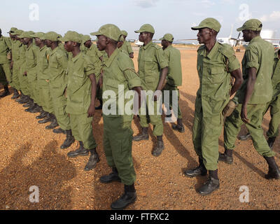 Juba, Südsudan. 27. März 2016. ARUND 39 The Sudan Peoples Liberation Army (SPLA) Soldaten in der Opposition kommen am Flughafen Juba UN Flugzeug von Malakal nach Unterzeichnung des Friedensabkommens zwischen Rebellen und der Regierung im August 2015 zwischen Präsident des South Sudan Salva Kiir Mayardit und Süd-Sudan Rebellenführer Riek Machar. © Samir Bol/ZUMA Draht/Alamy Live-Nachrichten Stockfoto