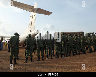 Juba, Südsudan. 27. März 2016. ARUND 39 The Sudan Peoples Liberation Army (SPLA) Soldaten in der Opposition kommen am Flughafen Juba UN Flugzeug von Malakal nach Unterzeichnung des Friedensabkommens zwischen Rebellen und der Regierung im August 2015 zwischen Präsident des South Sudan Salva Kiir Mayardit und Süd-Sudan Rebellenführer Riek Machar. © Samir Bol/ZUMA Draht/Alamy Live-Nachrichten Stockfoto