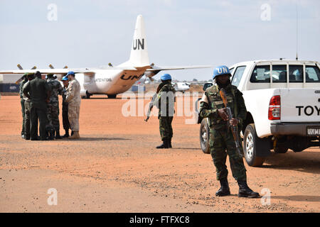 Juba, Südsudan. 28. März 2016. ARUND 39 The Sudan Peoples Liberation Army (SPLA) Soldaten in der Opposition kommen am Flughafen Juba UN Flugzeug von Malakal nach Unterzeichnung des Friedensabkommens zwischen Rebellen und der Regierung im August 2015 zwischen Präsident des South Sudan Salva Kiir Mayardit und Süd-Sudan Rebellenführer Riek Machar. © Samir Bol/ZUMA Draht/Alamy Live-Nachrichten Stockfoto