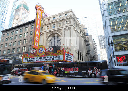 Chicago, IL, USA. 28. März 2016. Busse entladen Spielern außerhalb vor 2016 POWERADE Jam Fest im Chicago Theatre in Chicago, IL. Patrick Gorski/CSM/Alamy Live-Nachrichten Stockfoto