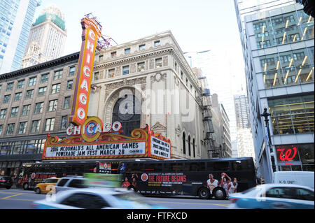 Chicago, IL, USA. 28. März 2016. Busse entladen Spielern außerhalb vor 2016 POWERADE Jam Fest im Chicago Theatre in Chicago, IL. Patrick Gorski/CSM/Alamy Live-Nachrichten Stockfoto