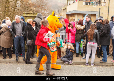 Hebden Bridge, UK. 28. März 2016. Kundenansturm auf St Georges Brücke über Hebden Beck, die 2016 Hebden Bridge Entenrennen am Ostersonntag zu sehen. Bildnachweis: Graham Hardy/Alamy Live-Nachrichten Stockfoto