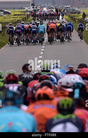 Deinze, Belgien. 27. März 2016. das Hauptfeld gliedert sich in Rängen während Flandern Klassiker UCI World Tour 78nd Gent-Wevelgem Radrennen mit Start in Deinze und Ziel in Wevelgem © Action Plus Sport/Alamy Live News Stockfoto