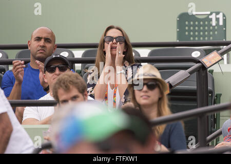 Key Biscayne, FL, USA. 28. März 2016. Key Biscayne, FL - 28. März: /Kim Murray ist einerseits jubeln ihrem Mann Andy Murray (GBR) auf 2016 Miami Open im Crandon Tennis Center in Key Biscayne, Florida. Bildnachweis: Andrew Patron/Zuma Draht Credit: Andrew Patron/ZUMA Draht/Alamy Live-Nachrichten Stockfoto