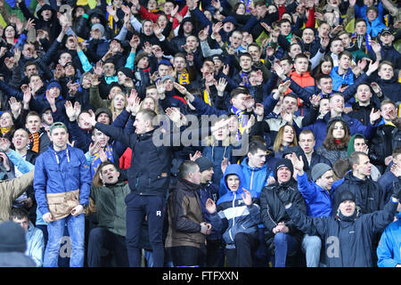 Kiew, Ukraine. 28. März 2016. Ukrainische Fans zeigen ihre Unterstützung beim Freundschaftsspiel zwischen der Ukraine und Wales im NSC Olympiastadion in Kiew, Ukraine. Bildnachweis: Oleksandr Prykhodko/Alamy Live-Nachrichten Stockfoto