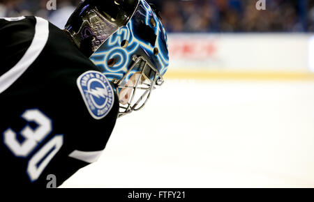 Tampa, Florida, USA. 28. März 2016. DIRK SHADD | Zeiten. Tampa Bay Lightning Torwart Ben Bischof (30) während einer Spielunterbrechung im Spiel gegen die Toronto Maple Leafs in der Periode in der Amalie Arena in Tampa Montagabend (28.03.16). Nach zwei Perioden hat Bischof sind 27 spart wie der Blitz, 3-0 mit nur 14 Aufnahmen. © Dirk Shadd/Tampa Bay Times / ZUMA Draht/Alamy Live News Stockfoto