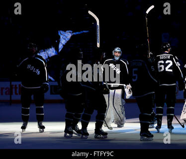 Tampa, Florida, USA. 28. März 2016. DIRK SHADD | Zeiten. Tampa Bay Lightning Torwart Ben Bischof (30) wirft seinen Stock, am Ende des Spiels zu feiern, nachdem eine 34 Shutout gegen die Toronto Maple Leafs in der Amalie Arena in Tampa Montagabend gespeichert (28.03.16) © Dirk Shadd/Tampa Bay Times / ZUMA Draht/Alamy Live News Stockfoto