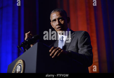 Washington, District Of Columbia, USA. 28. März 2016. US-Präsident Barack Obama liefert die Grundsatzrede beim Awards Dinner für Syracuse University Toner Prize for Excellence in der politischen Berichterstattung an der Andrew W. Mellon Auditorium 28. März 2016 in Washington, DC. Die Veranstaltung erkennt die Bedeutung von Qualität, faktenbasierte politische Journalismus. Bildnachweis: Olivier Douliery/Pool über CNP Credit: Olivier Douliery/CNP/ZUMA Draht/Alamy Live-Nachrichten Stockfoto