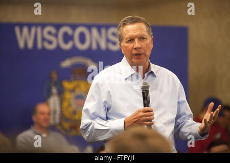 Madison, Wisconsin, USA. 28. März 2016. Republikanische Präsidentschaftskandidat John Kasich spricht zu einer Gruppe von Anhängern während einer Rathaus-Veranstaltung vor der Wisconsin Präsidentenprimär in Madison, Wisconsin. Bildnachweis: 2016 Julia Hansen / Alamy Live News Stockfoto