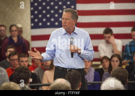 Madison, Wisconsin, USA. 28. März 2016. Republikanische Präsidentschaftskandidat John Kasich spricht zu einer Gruppe von Anhängern während einer Rathaus-Veranstaltung vor der Wisconsin Präsidentenprimär in Madison, Wisconsin. Bildnachweis: 2016 Julia Hansen / Alamy Live News Stockfoto