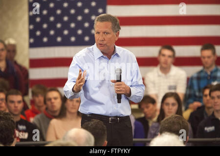 Madison, Wisconsin, USA. 28. März 2016. Republikanische Präsidentschaftskandidat John Kasich spricht zu einer Gruppe von Anhängern während einer Rathaus-Veranstaltung vor der Wisconsin Präsidentenprimär in Madison, Wisconsin. Bildnachweis: 2016 Julia Hansen / Alamy Live News Stockfoto