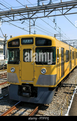 Ein gelbe Seibu-Zug fährt auf der Seibu Shinjuku-Linie am 29. März 2016, Tokio, Japan. Seibu Railway Corporation bekannt, dass sie vermieten werden ganze Wagen für Party-Gruppen, Seibu Shinjuku, Ikebukuro, Hajima und Kokubunji Linien, so dass die Gruppe zu wählen, welche Station abgeholt werden und am abgesetzt zu werden. Der besondere Partyservice richtet sich an Alumni-Gruppen, vor allem diejenigen, die früher studiert und entlang einer der Linien umgewandelt. In Zusammenarbeit mit Syoya Inc. ein Unternehmen spezialisiert auf Alumni-Partys zu organisieren, die Eisenbahngesellschaft nimmt Buchungen über bis Mai Stockfoto