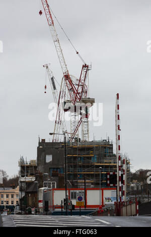 London, UK. 28. März 2016. Die Fock ein Bouygues UK Turmdrehkran in Greenwich, gebogen und brach während der starken Winde des Sturms Katie. Bildnachweis: London Pix/Alamy Live News Stockfoto