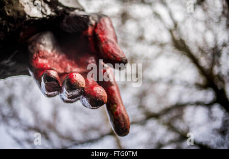 Seattle, Kalifornien, USA. 21. März 2016. Eine 16-Fuß-Bronze-Skulptur des kommunistischen revolutionär Vladimir Lenin befindet sich im Stadtteil Fremont von Seattle, Washington. Die Statue ist mit roter Farbe auf das blutige Erbe Lenins symbolisieren verwüstet. Ursprünglich installiert in der Tschechoslowakei im Jahr 1988, wurde die Skulptur des bulgarischen Bildhauers Emil Venkov, entfernt nach der Samtenen Revolution und später gekauft und ein amerikanisches Englisch-Lehrer in die USA gebracht. © Bruce Chambers/ZUMA Draht/Alamy Live-Nachrichten Stockfoto