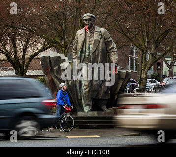 Seattle, Kalifornien, USA. 21. März 2016. Eine 16-Fuß-Bronze-Skulptur des kommunistischen revolutionär Vladimir Lenin befindet sich im Stadtteil Fremont von Seattle, Washington. Die Statue ist mit roter Farbe auf das blutige Erbe Lenins symbolisieren verwüstet. Ursprünglich installiert in der Tschechoslowakei im Jahr 1988, wurde die Skulptur des bulgarischen Bildhauers Emil Venkov, entfernt nach der Samtenen Revolution und später gekauft und ein amerikanisches Englisch-Lehrer in die USA gebracht. © Bruce Chambers/ZUMA Draht/Alamy Live-Nachrichten Stockfoto