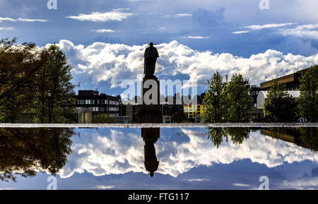 Seattle, Kalifornien, USA. 21. März 2016. Regenwolken spiegeln in Pfützen auf dem Campus der University of Washington in Seattle, Washington. In der Mitte steht eine Statue von George Washington das Herzstück des Campus. © Bruce Chambers/ZUMA Draht/Alamy Live-Nachrichten Stockfoto