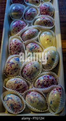 Seattle, Kalifornien, USA. 21. März 2016. Gianduja weißen Schokoladeneier erscheinen auf der Theo Chocolate Factory Store in Seattle, Washington. © Bruce Chambers/ZUMA Draht/Alamy Live-Nachrichten Stockfoto