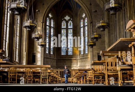 Seattle, Kalifornien, USA. 21. März 2016. RYAN GEORGI, Doktorand an der University of Washington, Spaziergänge durch die Suzzallo Library Reading Room. Der Lesesaal ist wirklich eine große Halle, komplett mit atemberaubenden Glasfenster. Ihr unverwechselbare aussehen, erinnert an die großen Hallen von Oxford und Cambridge Hochschulen soll auch von ehemaligen Universität von Washington Präsident Henry Suzzallo erklärten Glauben inspiriert worden sein, die Universitäten sollten '' Kathedralen des Lernens. © Bruce Chambers/ZUMA Draht/Alamy Live-Nachrichten Stockfoto